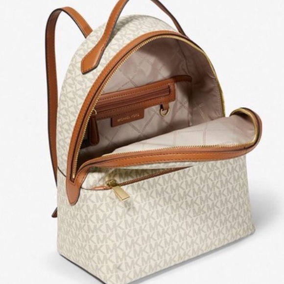 Michael Kors Womens Valerie Medium Logo Backpack 30F2G9VB2B-149 (Vanilla)
NWT - Picture 5 of 16